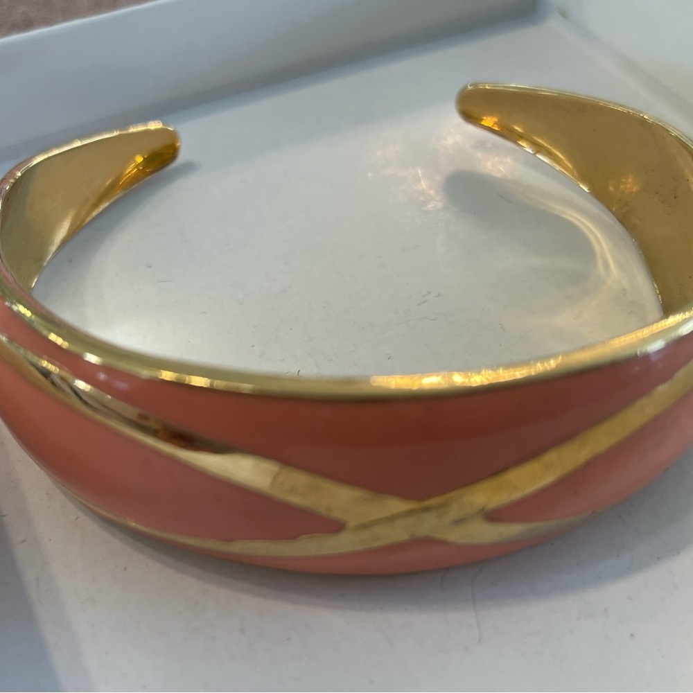 Vintage Beautiful bracelet peach and gold tone.